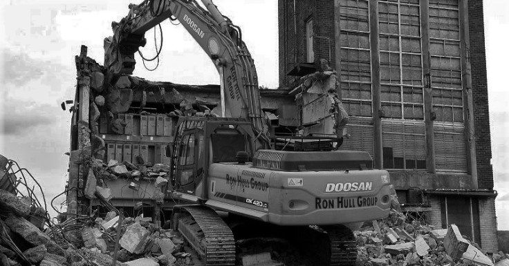 kiveton-1938-pithead-baths-under-demolition-2013-bw